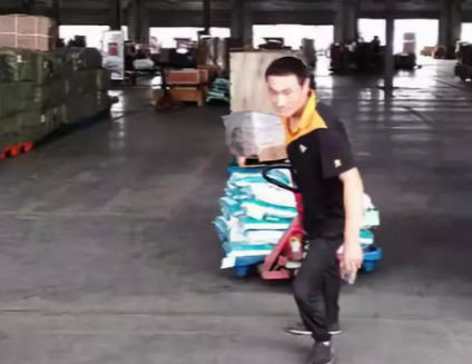 條件差的地面，該怎么使用手動液壓搬運車