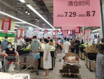 石家莊兩大知名連鎖超市撤店，店員用液壓搬運(yùn)車(chē)搬運(yùn)貨柜