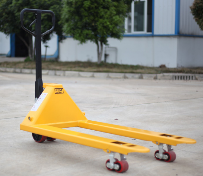 石家莊小區(qū)封控，手動(dòng)叉車(chē)搬運(yùn)生活用品緩解壓力
